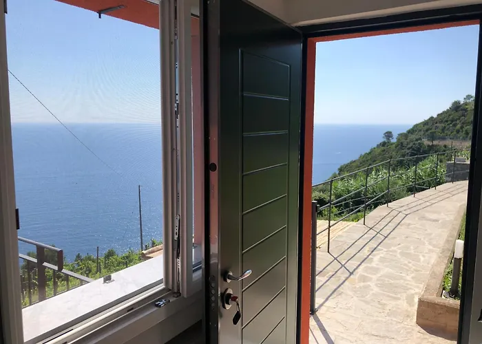 Orangehouse Cinque Terre. Private Parking