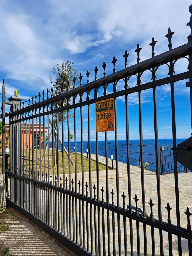 Orangehouse Cinque Terre. Private Parking